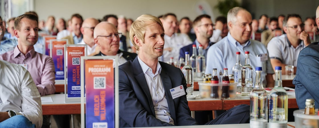 jst-komon-kongress-fuer-monitoring-und-kontrollraumtechnik-publikum-bei-fachvortrag